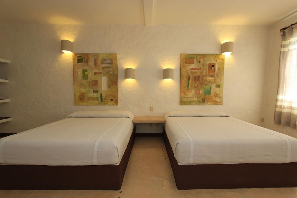Hotel Plaza Tangolunda Екстериор снимка