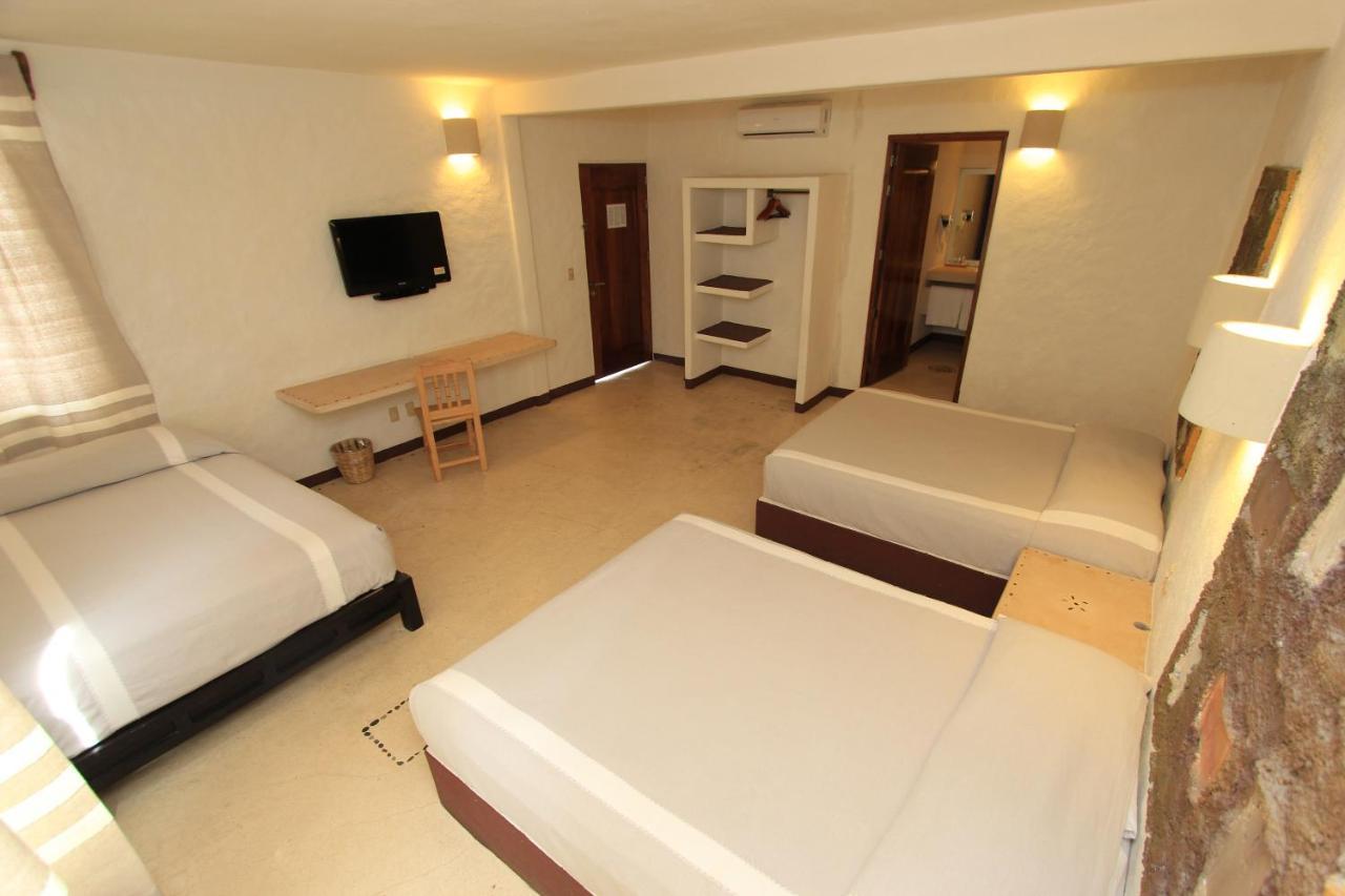 Hotel Plaza Tangolunda Екстериор снимка