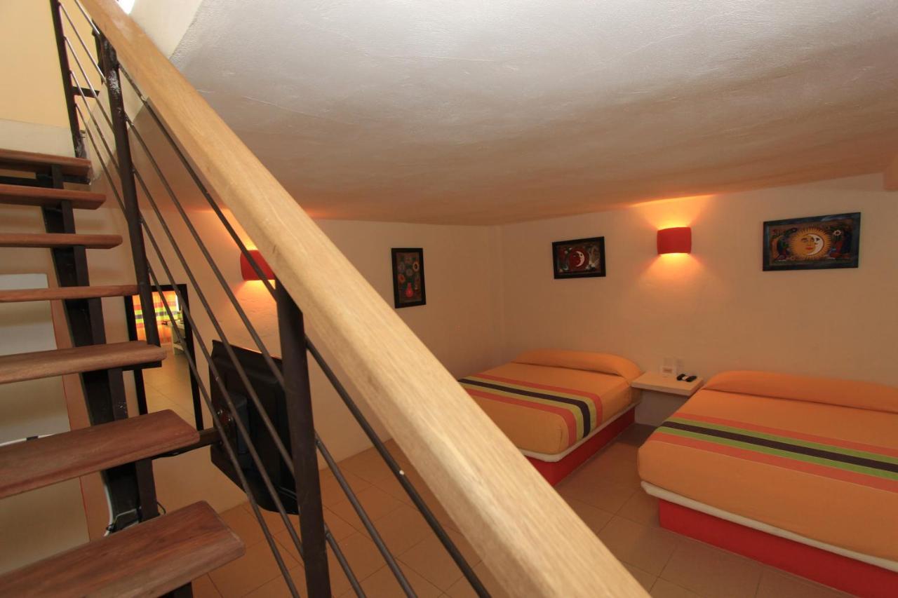 Hotel Plaza Tangolunda Екстериор снимка
