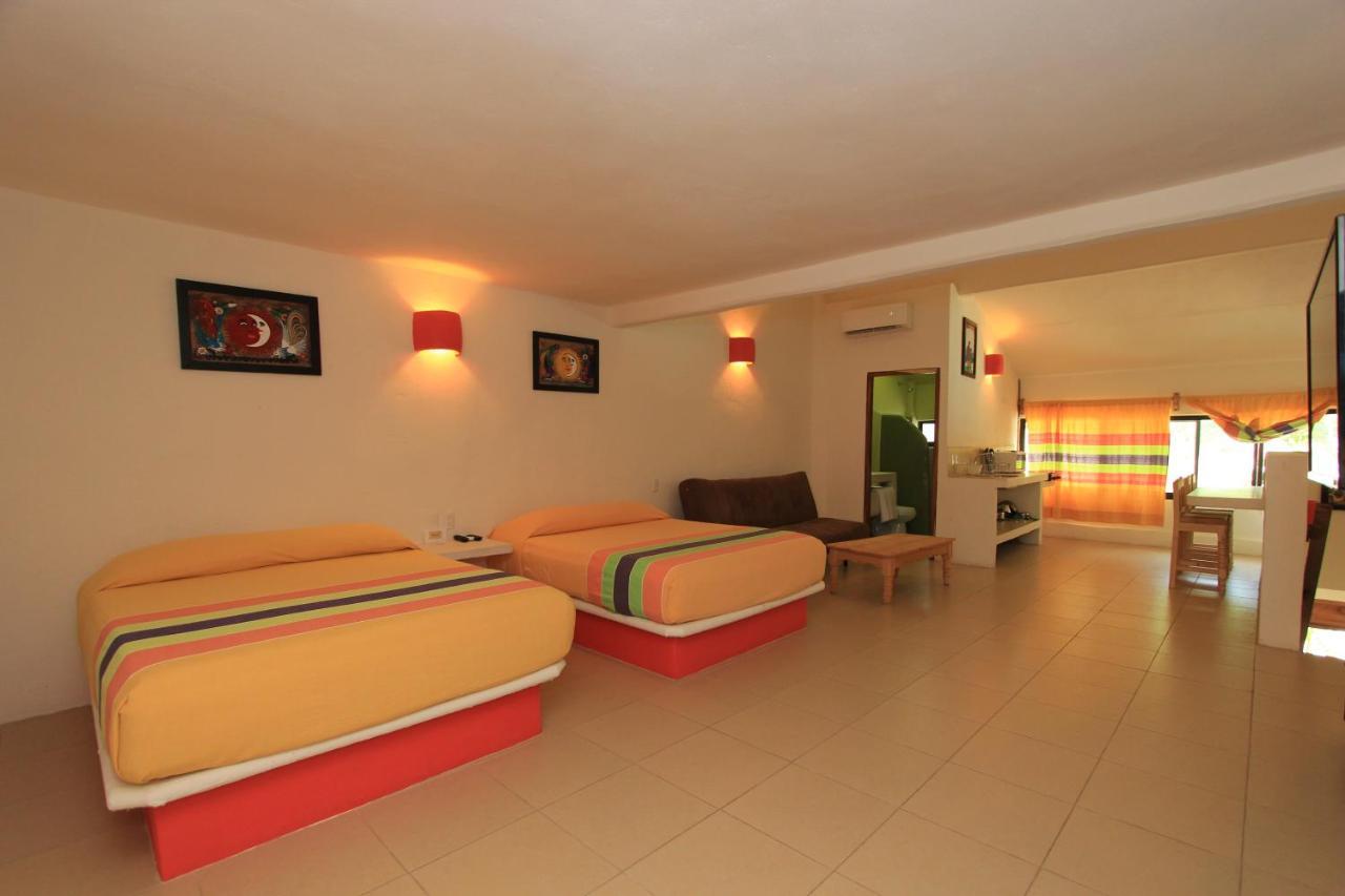 Hotel Plaza Tangolunda Екстериор снимка