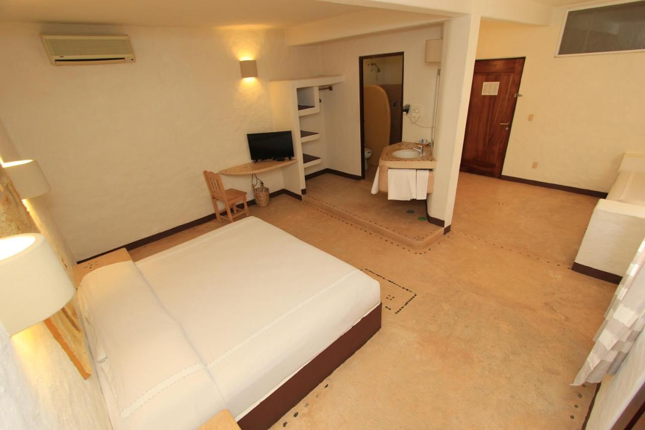 Hotel Plaza Tangolunda Екстериор снимка