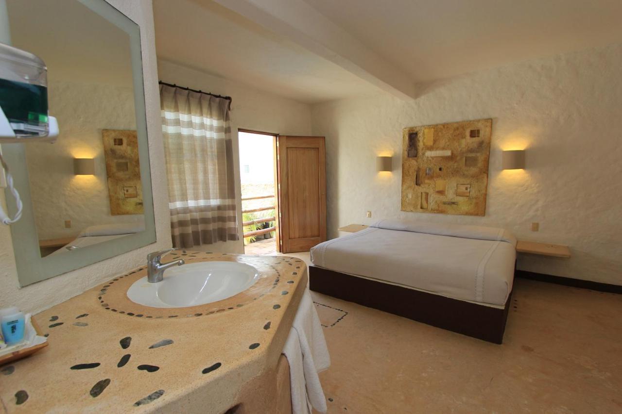 Hotel Plaza Tangolunda Екстериор снимка
