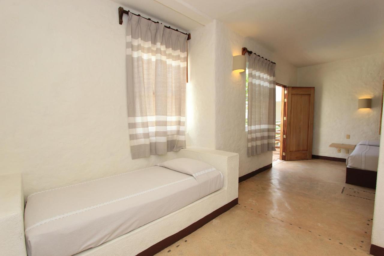 Hotel Plaza Tangolunda Екстериор снимка