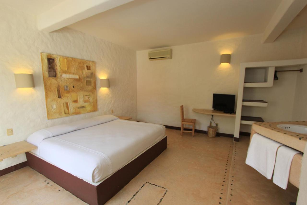 Hotel Plaza Tangolunda Екстериор снимка