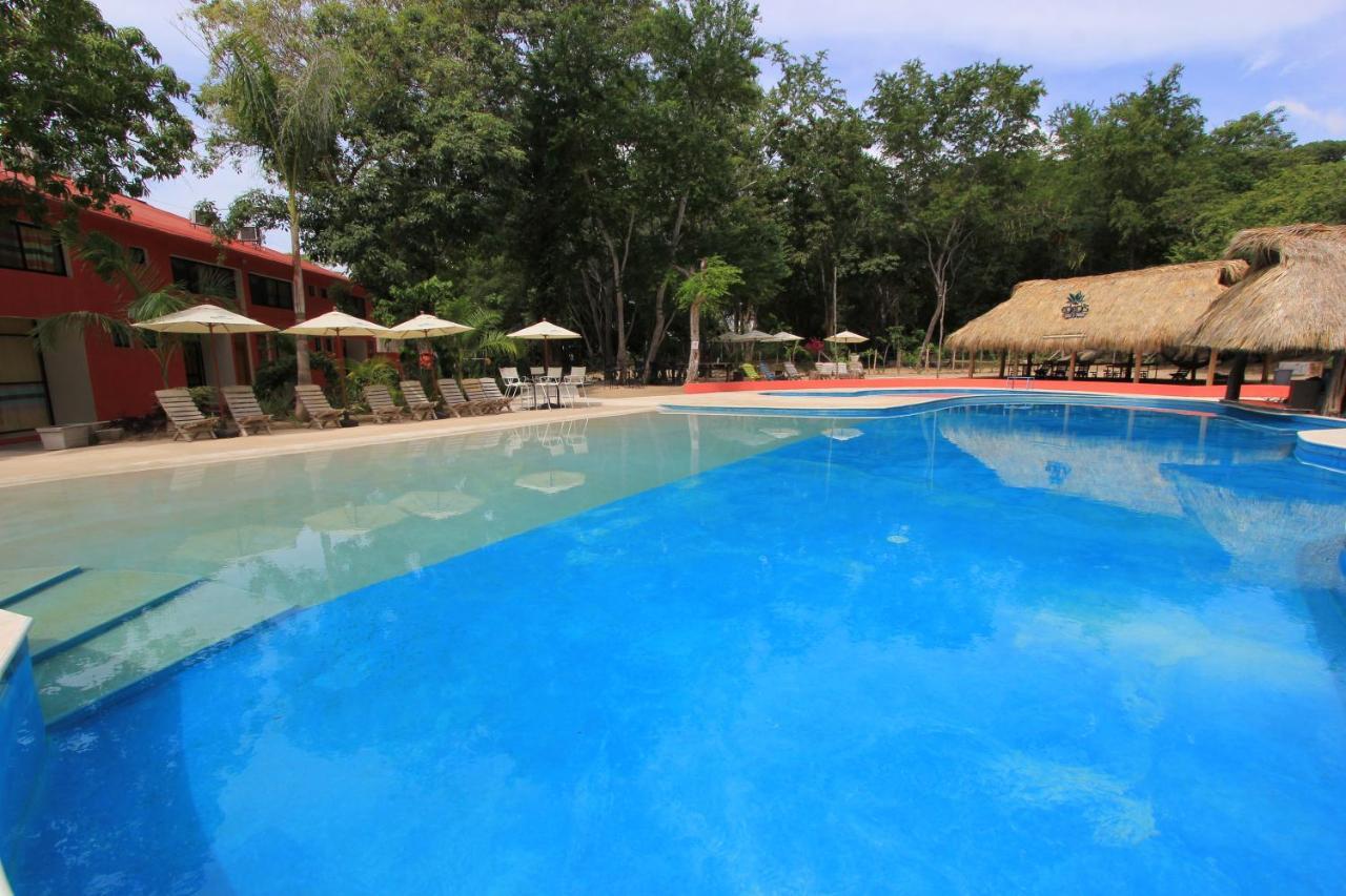 Hotel Plaza Tangolunda Екстериор снимка