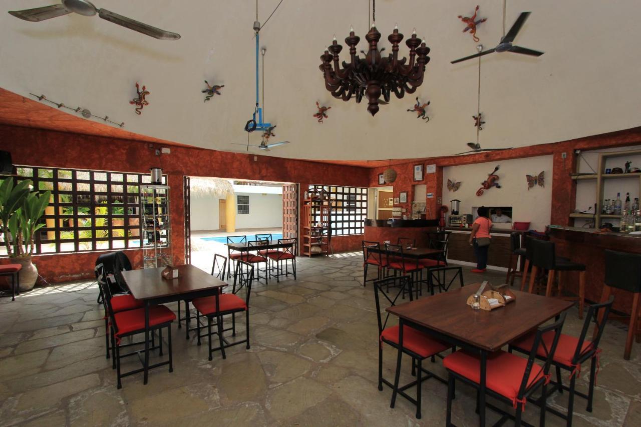 Hotel Plaza Tangolunda Екстериор снимка