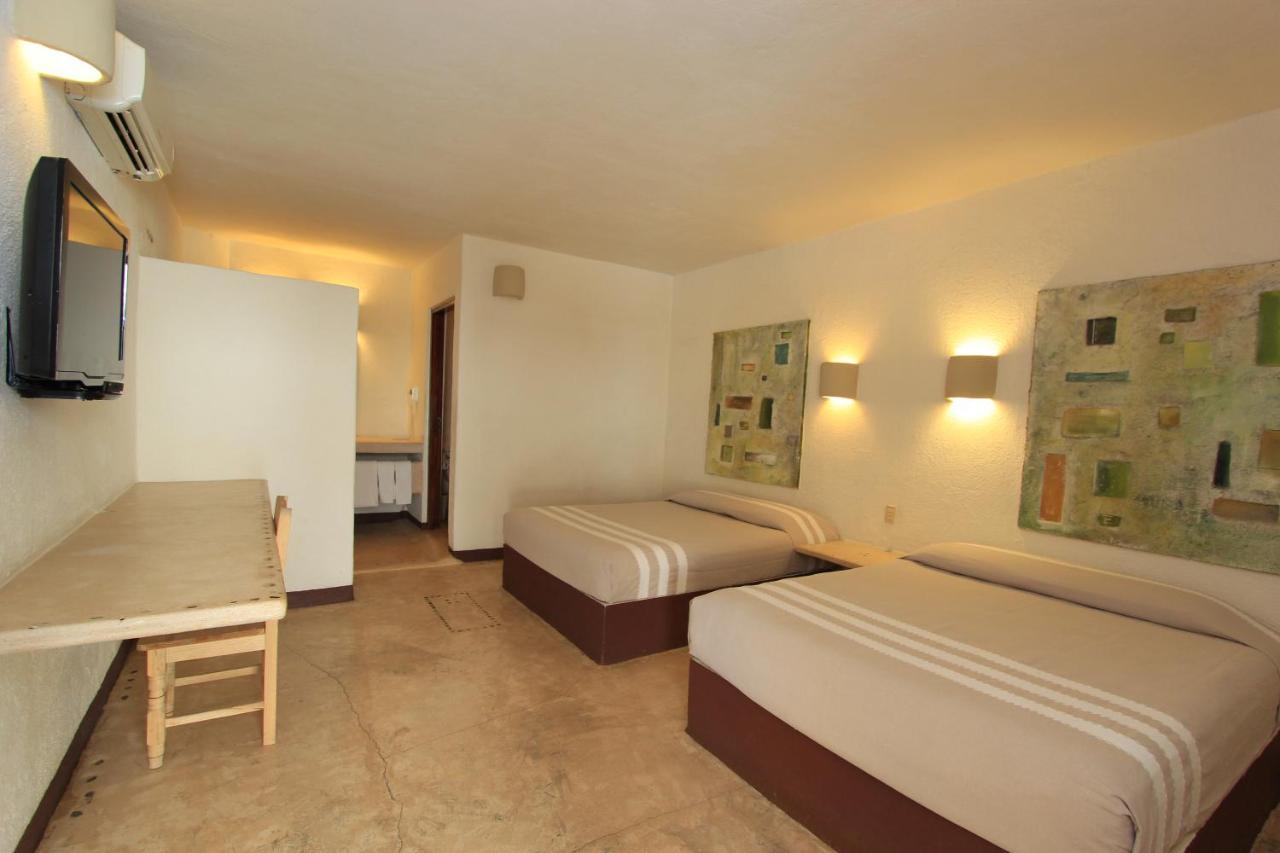 Hotel Plaza Tangolunda Екстериор снимка