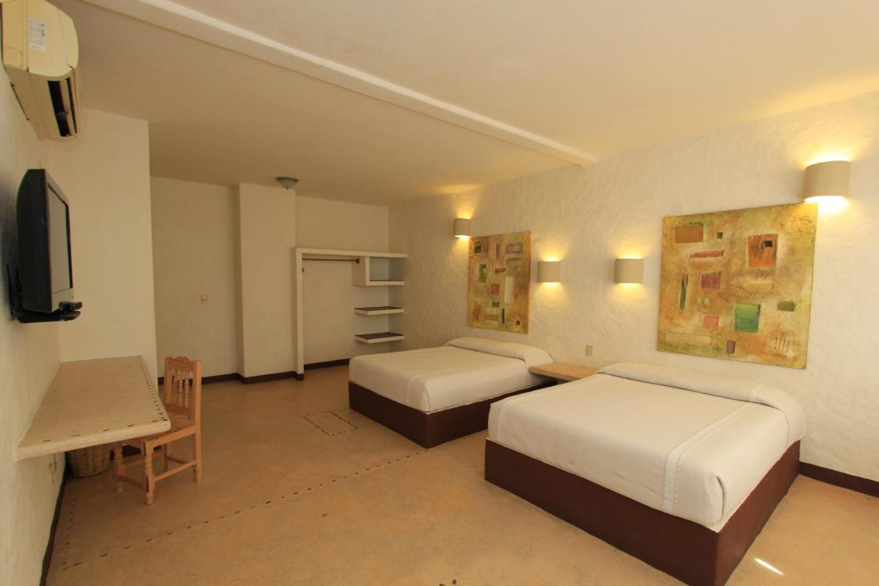 Hotel Plaza Tangolunda Екстериор снимка